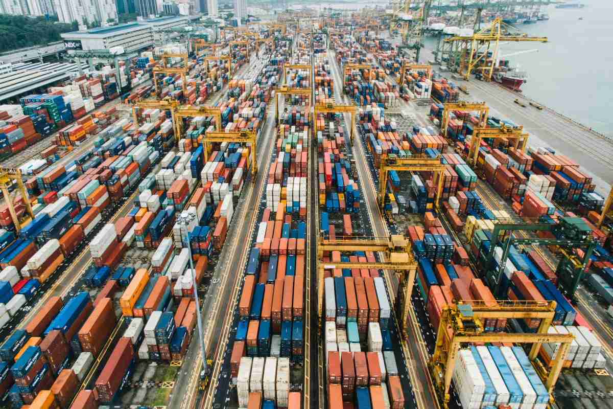 https://www.debbaut.solutions/wp-content/uploads/2018/09/containers-CPG-food-import.jpg