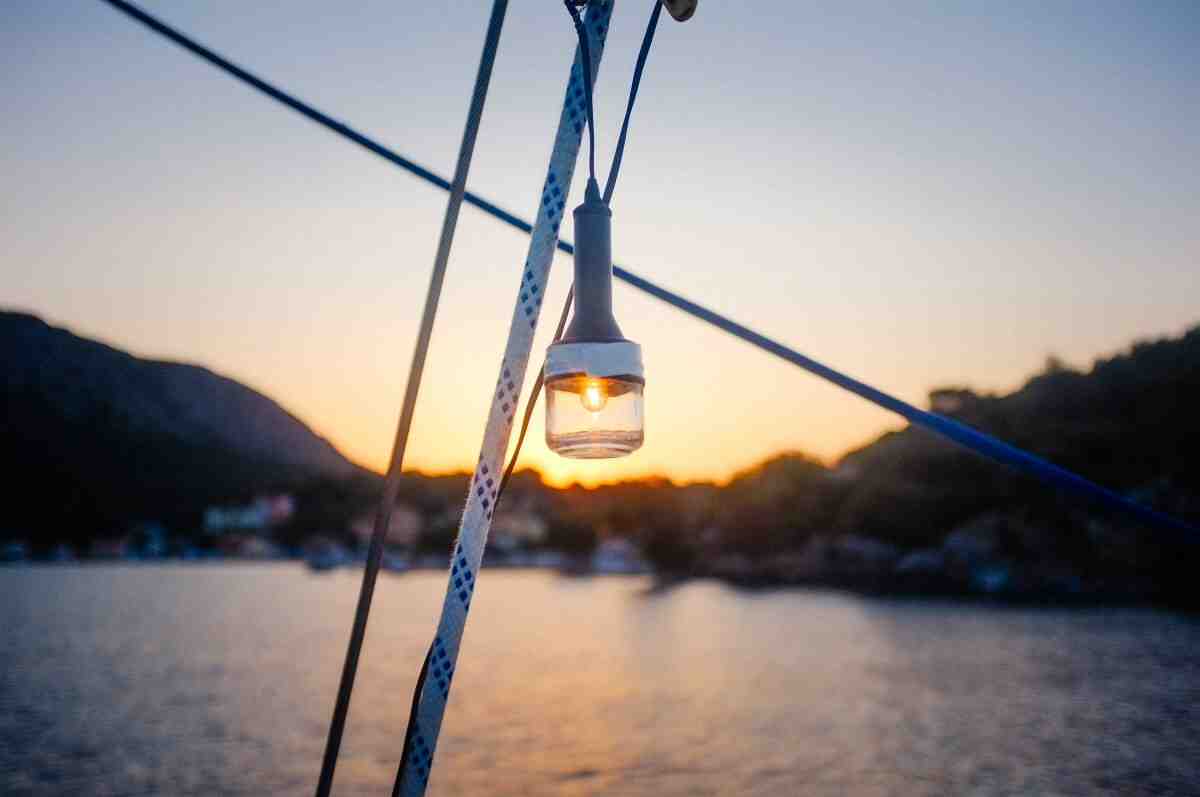 https://www.debbaut.solutions/wp-content/uploads/2018/09/lights-on-turnaround-CPG-manufacturing.jpg