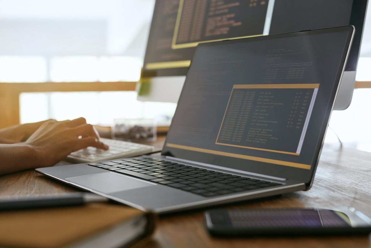 https://www.debbaut.solutions/wp-content/uploads/2020/10/2020_10_it_developing_web_coding.jpg