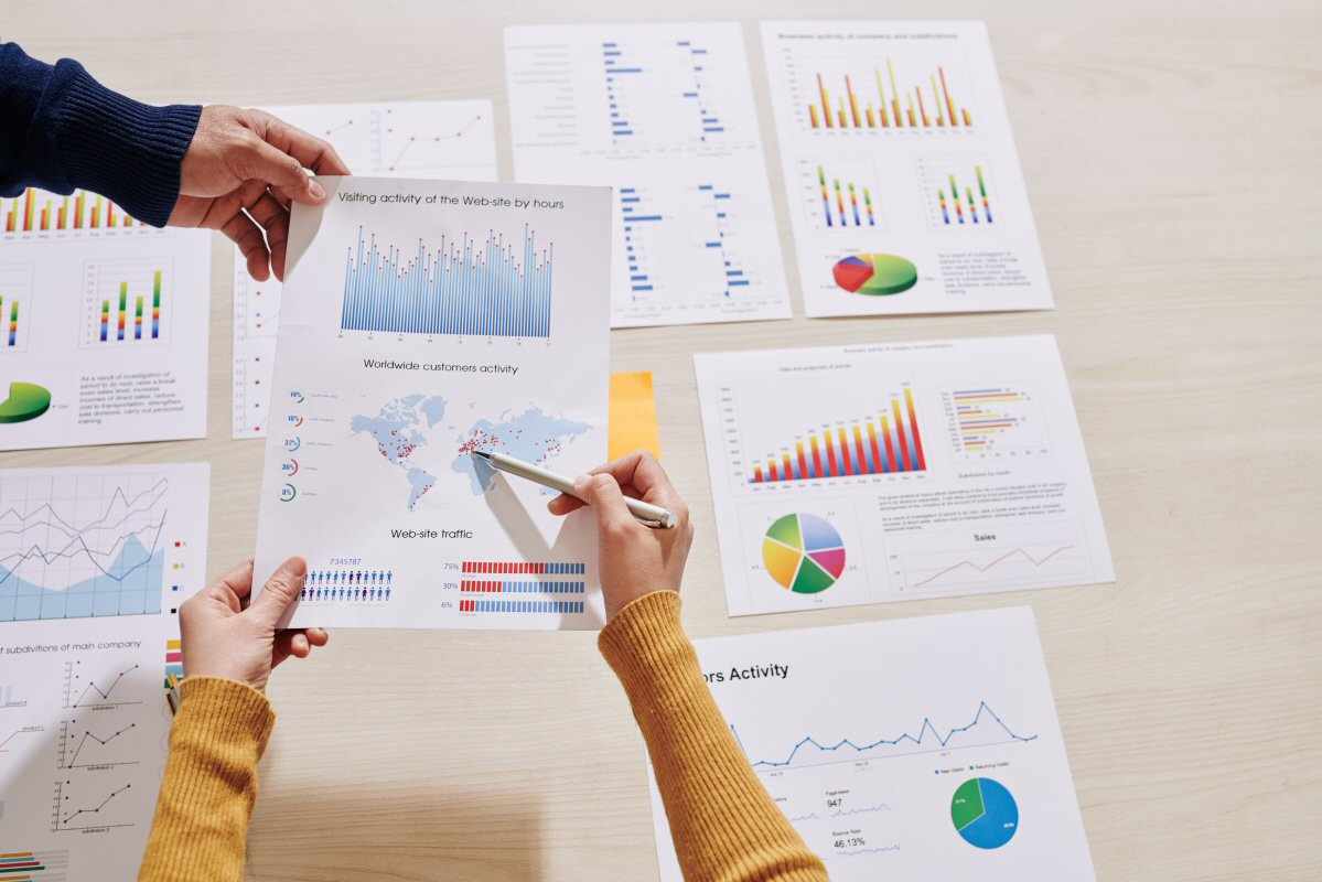 https://www.debbaut.solutions/wp-content/uploads/2020/10/2020_business_analyzing_website_visiting_activity.jpg