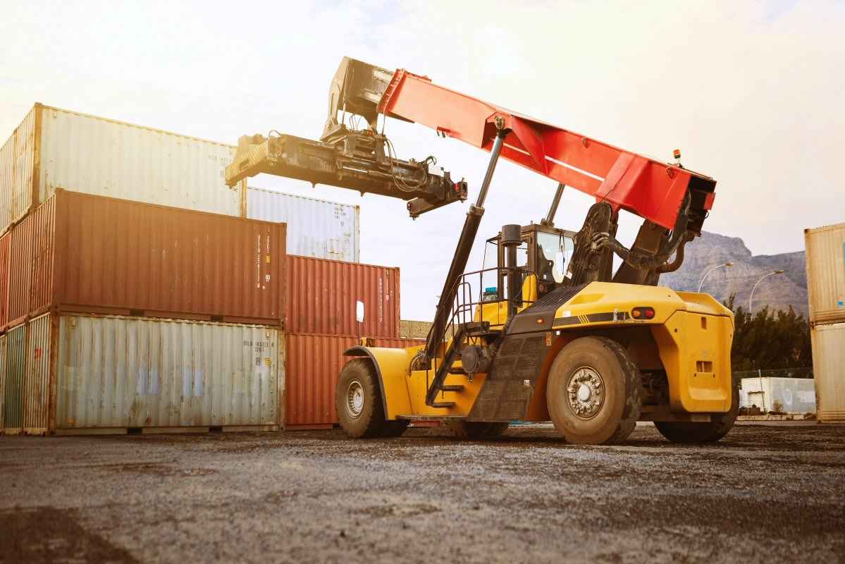 https://www.debbaut.solutions/wp-content/uploads/2023/06/2023_transport_containers.jpg